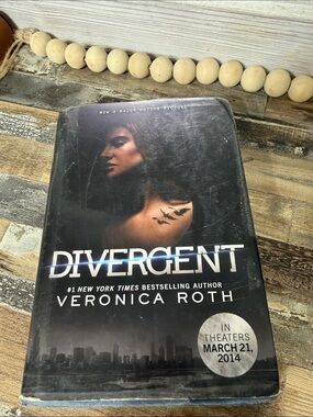 Divergent by Veronica Roth - Black Hardback Book